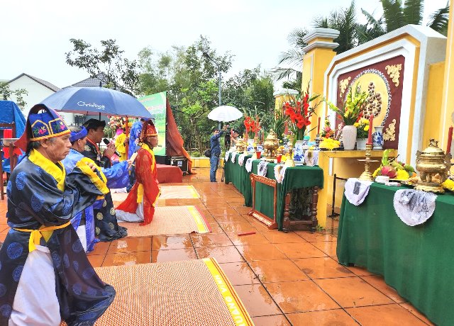 Các bô lão trong làng thực hiện nghi thức tế lễ.