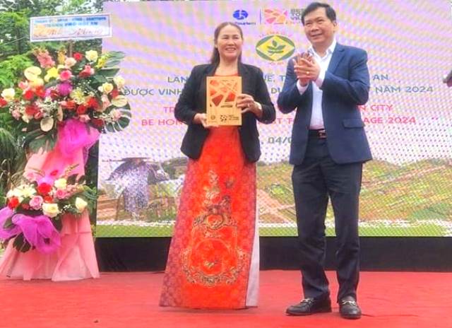 Ông Nguyễn Văn Sơn, Chủ tịch UBND TP. Hội An, trao biểu trưng “Làng du lịch tốt nhất năm 2024” do UN Tourism trao tặng.