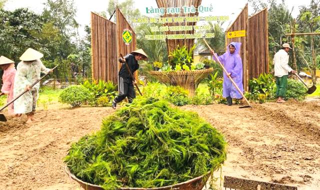 Du khách và cộng đồng đồng hoà chung niềm vui ngày hội.