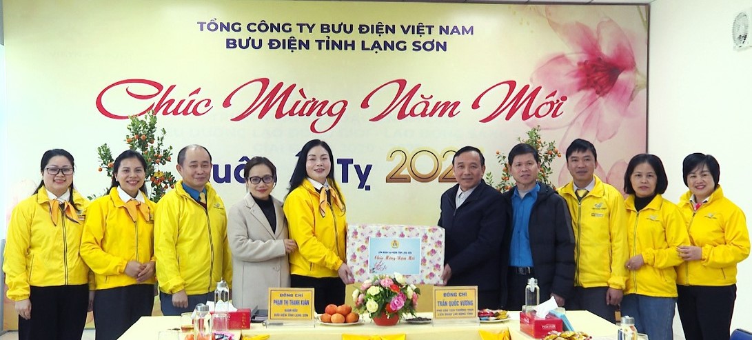 Liên đoàn Lao động Lạng Sơn kịp thời thăm hỏi, động viên công nhân, người lao động