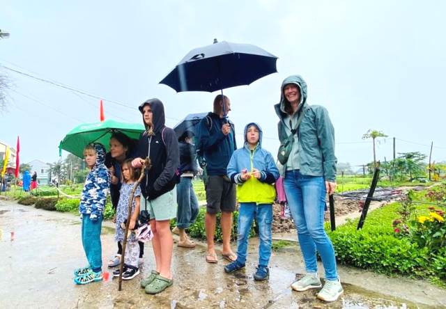 Du khách và cộng đồng đồng hoà chung niềm vui ngày hội.