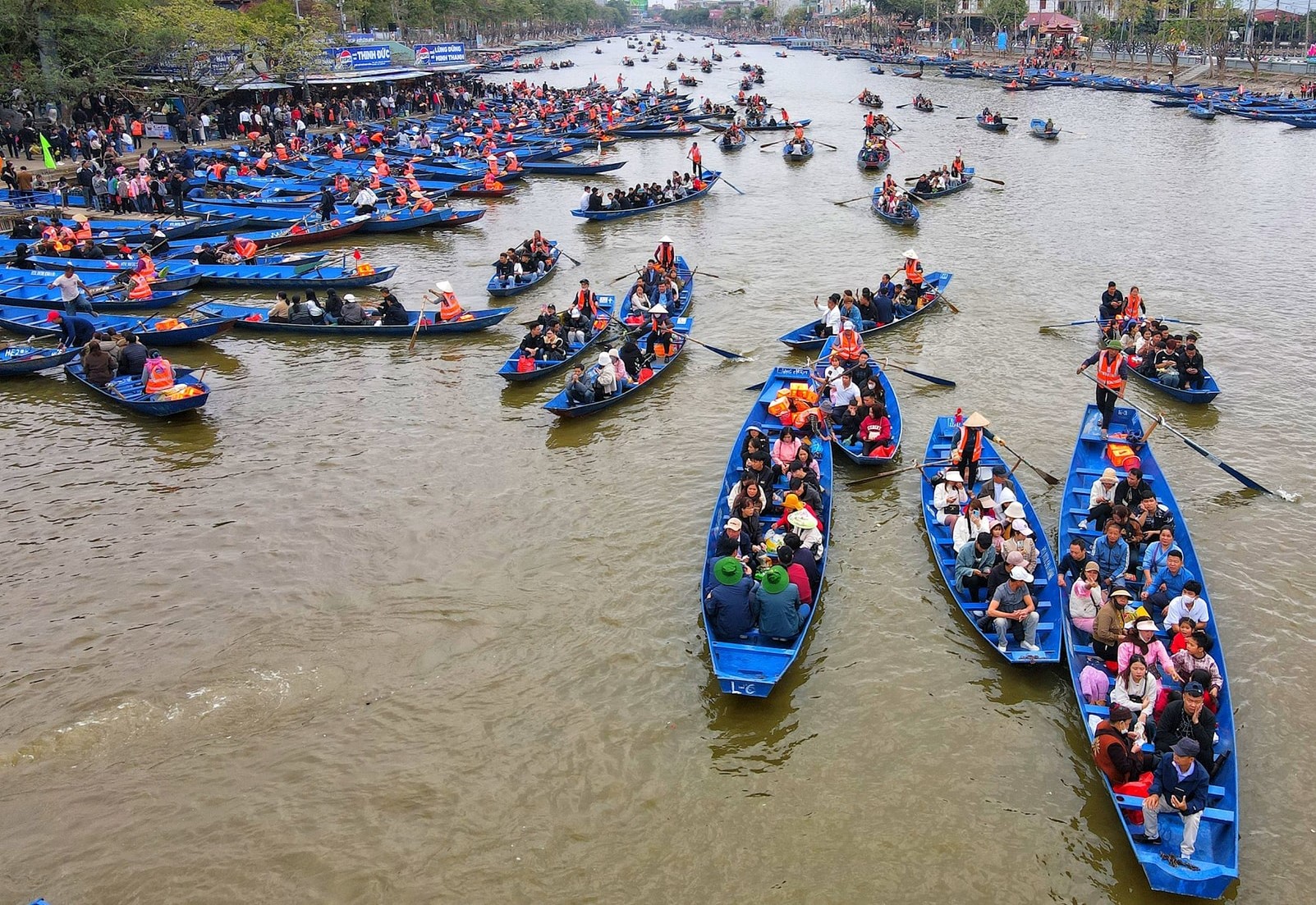 UBND huyện Mỹ Đức, Hà Nội cho biết, hiện đã có gần 4.000 đò, xuồng phục vụ du khách đến lễ hội chùa Hương năm 2025. Ảnh: KT