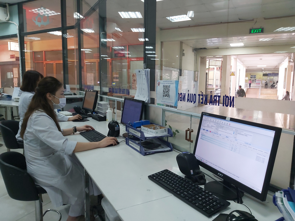 Toàn bộ kết quả xét nghiệm của bệnh nhân được nhân viên Khoa Xét nghiệm, chẩn đoán hình ảnh của Bệnh viện Đa khoa tỉnh nhập trên hệ thống mạng để chuyển đến các khoa, phòng, khám, chữa bệnh.
