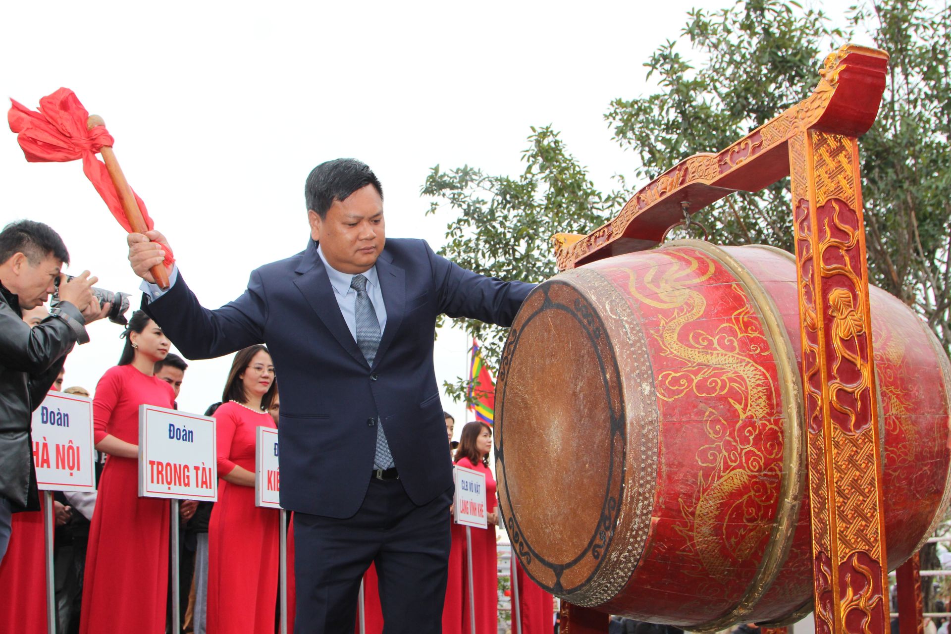 Lãnh đạo Quận An Dương đánh trống khai hội.