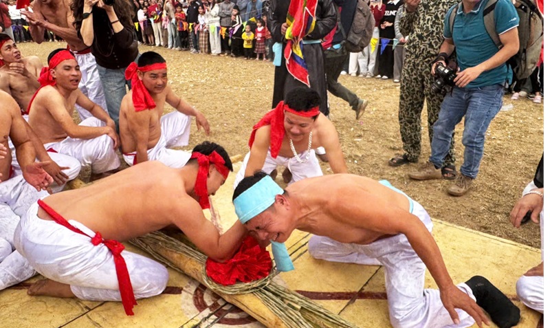 Thành viên hai đội vật tay trước khi vào trận đấu