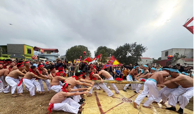 Hai đội dồn sức để kéo dưới sự cổ vũ của nhân dân địa phương và du khách