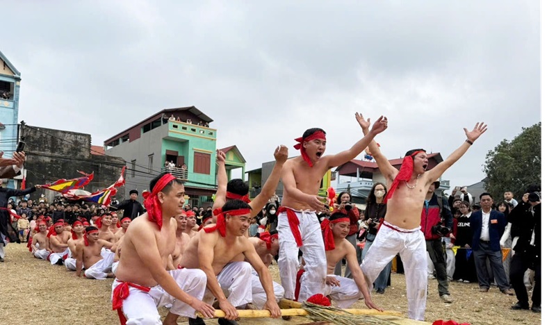 Theo quan niệm, nếu bên Đông thắng cuộc thì mùa màng bội thu, làng trên, xóm dưới bình yên, hòa thuận.
