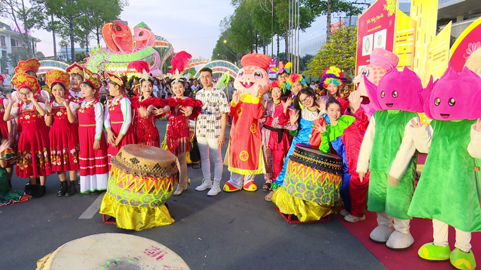 Nhộn nhịp lễ hội đường phố tại thành phố Cao Lãnh. Ảnh: Liễu Hiền