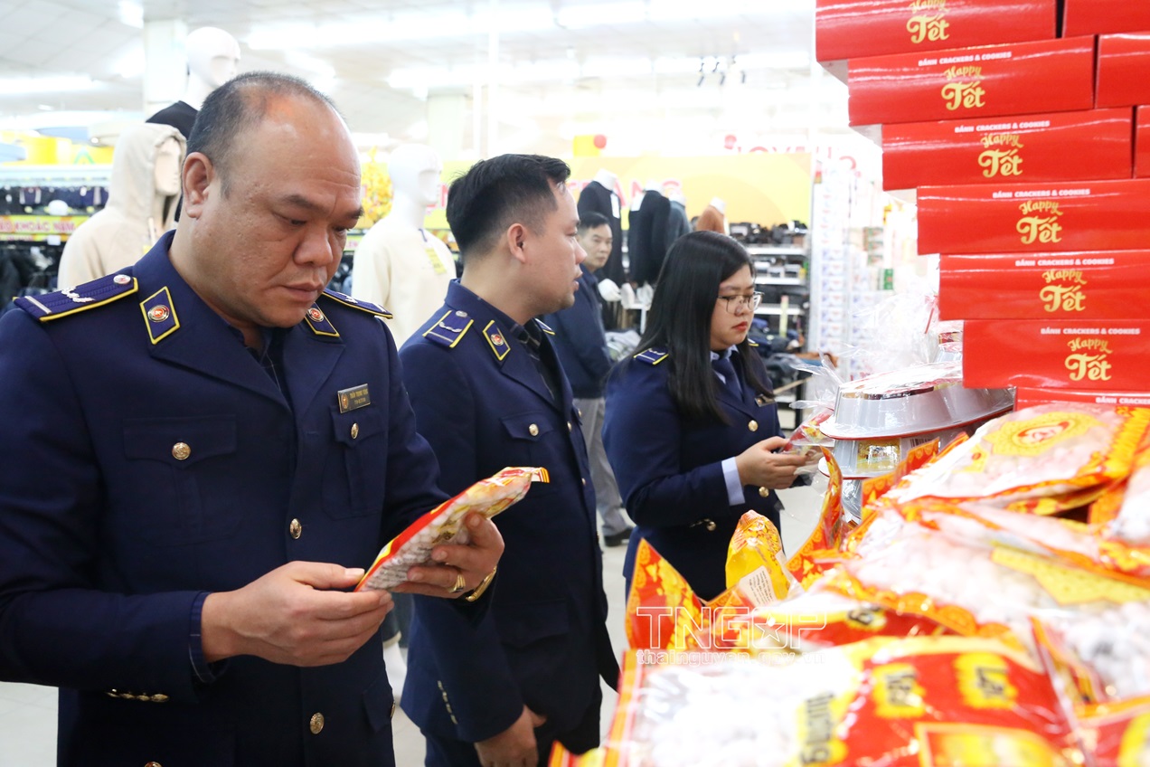 Lực lượng Quản lý thị trường tỉnh Thái Nguyên kiểm tra bánh kẹo được bày bán tại các siêu thị (Ảnh: thainguyen.gov.vn)