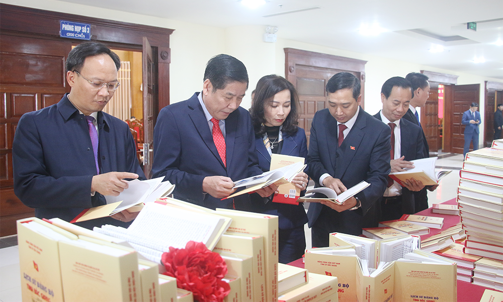 Các đồng chí lãnh đạo tỉnh tham quan gian trưng bày giới thiệu sách.