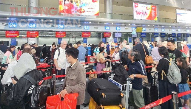 Khách xếp hàng dài chờ tới lượt vào làm thủ tục lên máy bay trở về nhà trưa mùng 6 Tết.