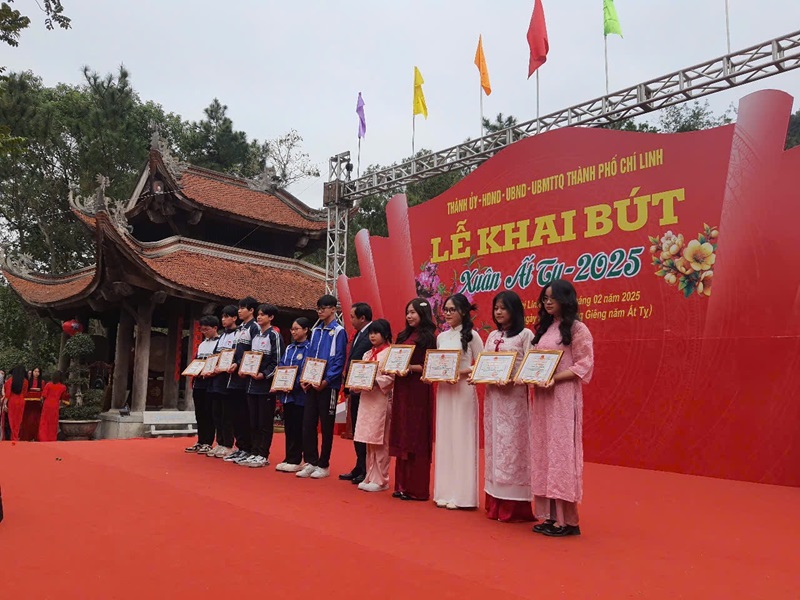 TP Chí Linh đã khen thưởng 23 học sinh, sinh viên tiêu biểu có thành tích xuất sắc, đoạt giải cao trong các kỳ thi TP Chí Linh đã khen thưởng 23 học sinh, sinh viên tiêu biểu có thành tích xuất sắc, đoạt giải cao trong các kỳ thi