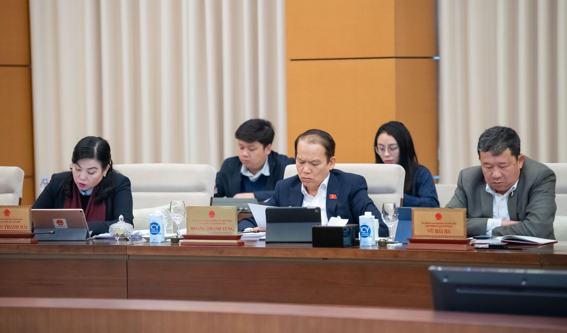 Các Thành viên Ủy ban Thường vự Quốc hội tham gia Phiên họp. ảnh quochoi.vn.