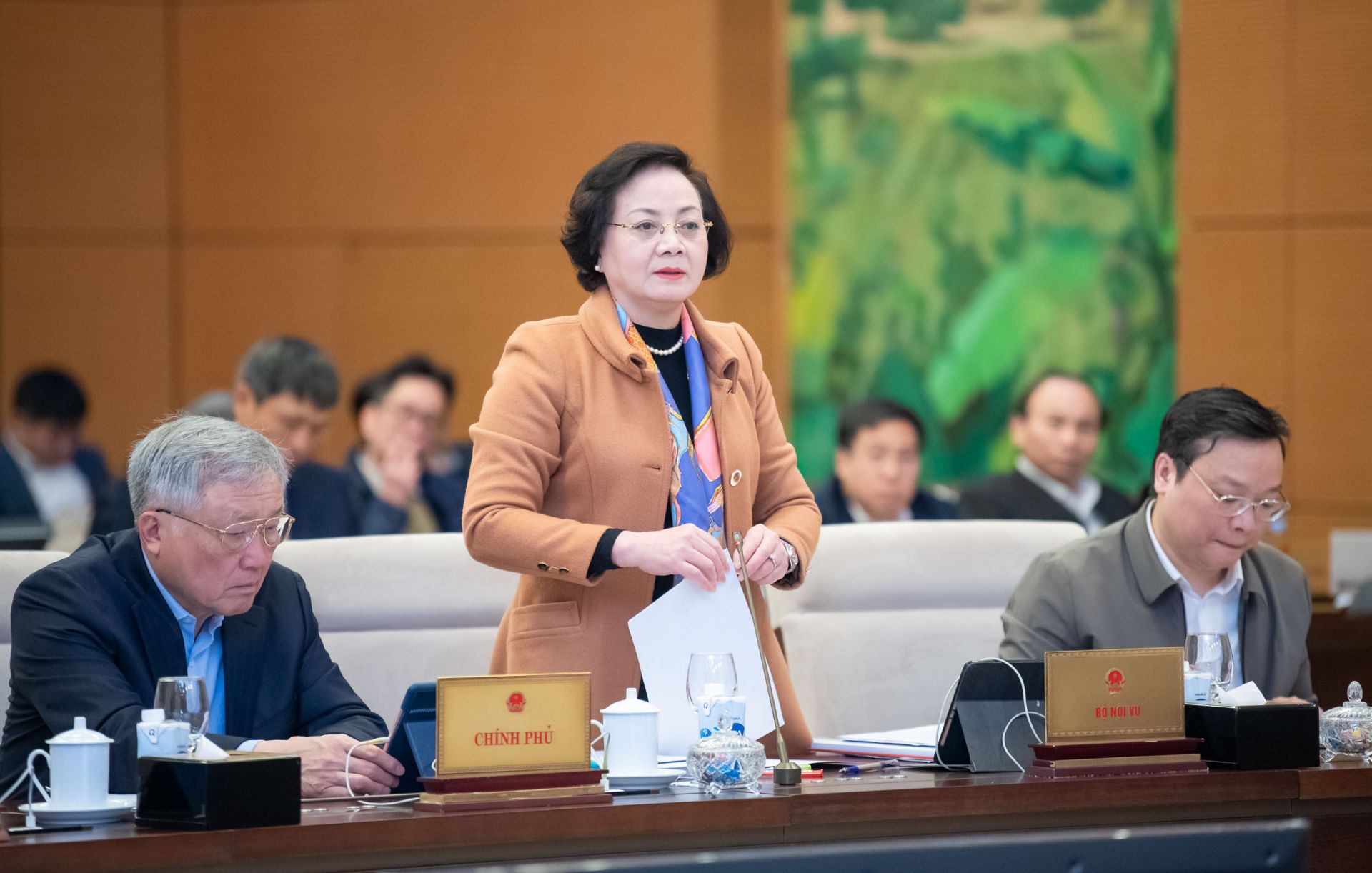 Bộ trưởng Bộ Nội vụ Phạm Thị Thanh Trà trình bày Tờ trình