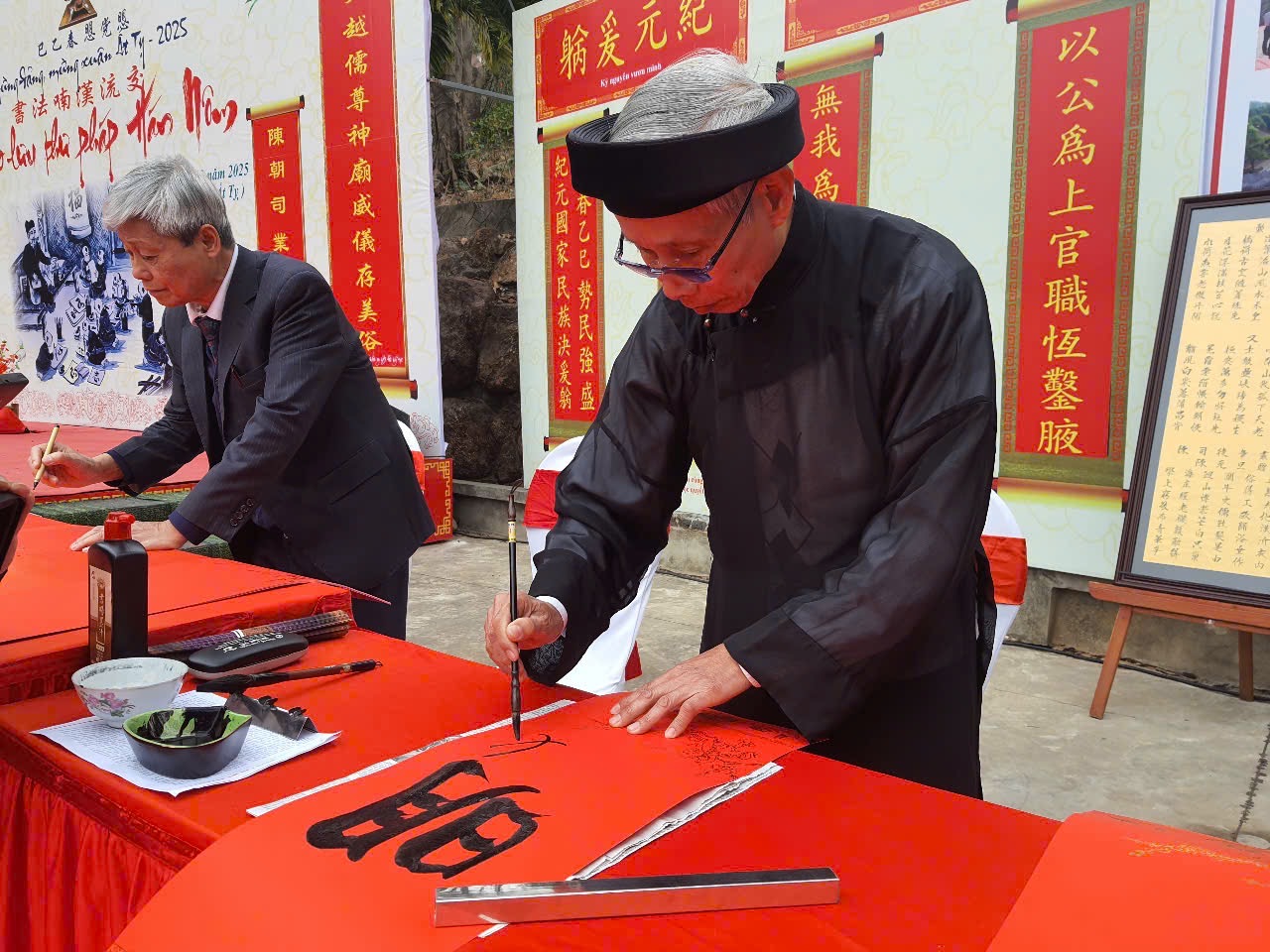 Các nghệ nhân thư pháp trao tặng chữ cho các em học sinh tham gia lễ khai bút Các nghệ nhân thư pháp trao tặng chữ cho các em học sinh tham gia lễ khai bút