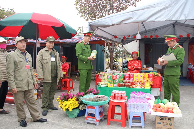 Lực lượng chức năng kiểm tra các mặt hàng kinh doanh tại chùa Trình. Ảnh: Công an Quảng Ninh