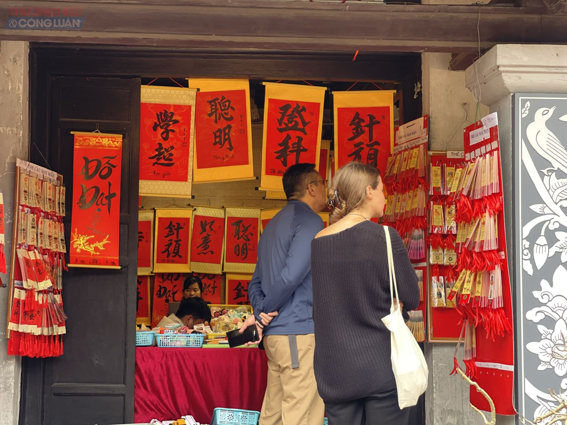 Người dân thường đến xin chữ về treo với hy vọng một năm mới sức khỏe, bình an, hạnh phúc, gặp nhiều may mắn.