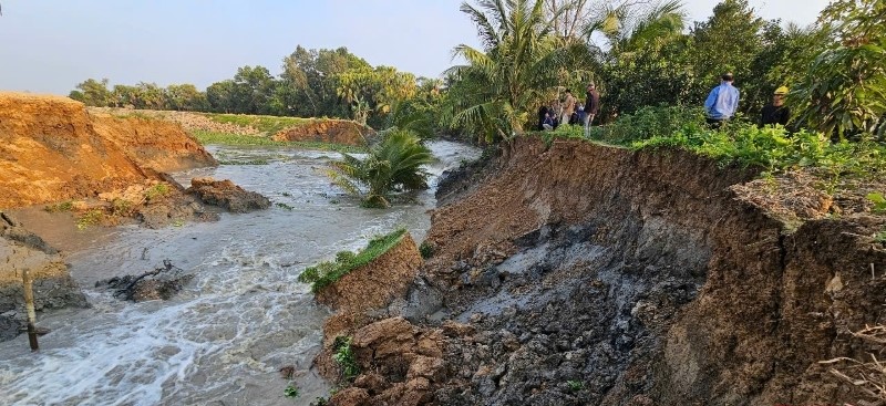 Khẩn trương khắc phục sự cố sạt, lở bờ kênh sông Mơ tại Thanh Hóa