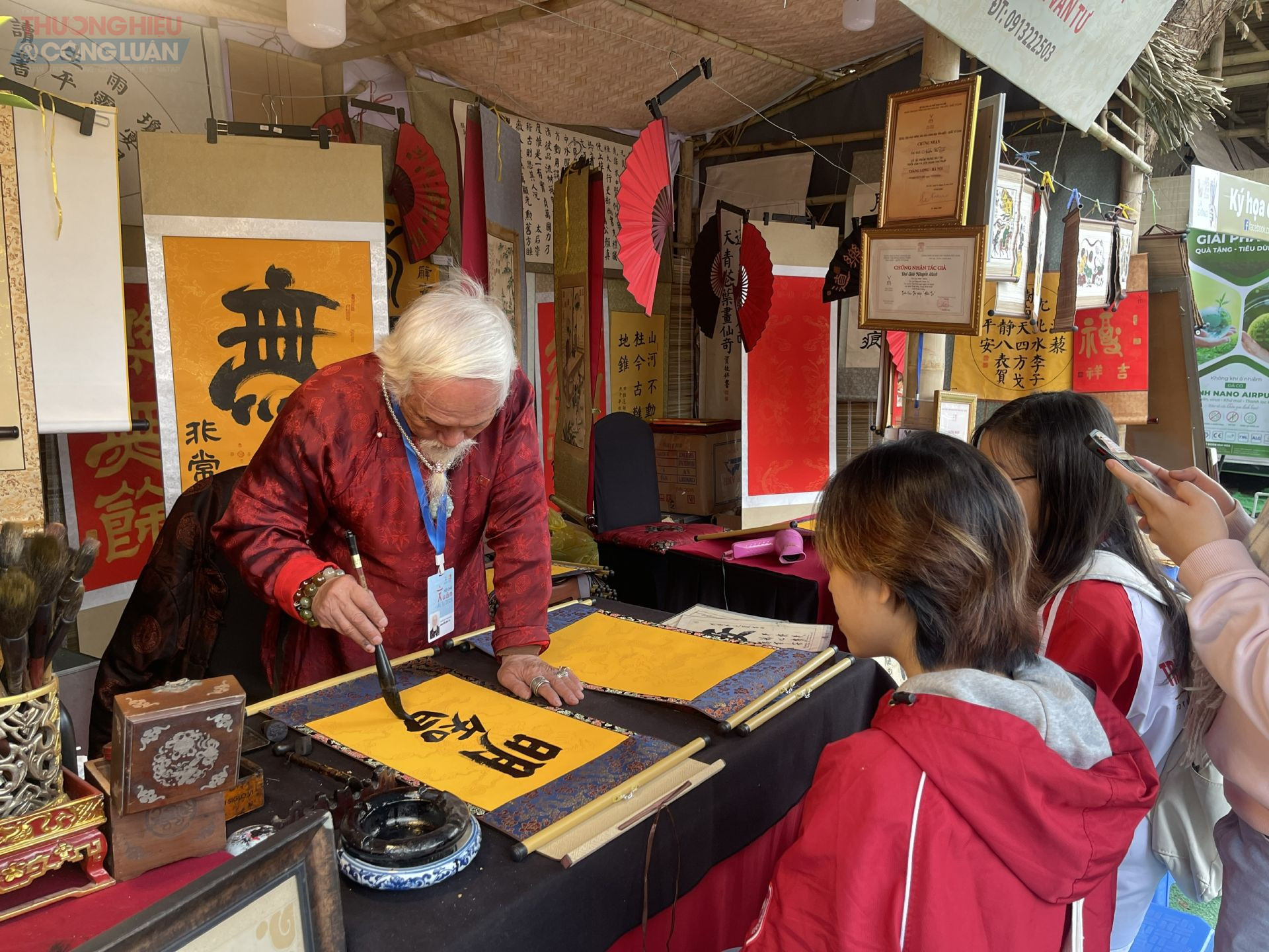 Khu vực Hồ Văn (Văn Miếu - Quốc Tử Giám) - điểm nhấn chính là Hội Chữ Xuân Ất Tỵ thu hút đông đảo người dân và du khách tới vãn cảnh, xin chữ và thưởng thức các hoạt động văn hóa dân gian.