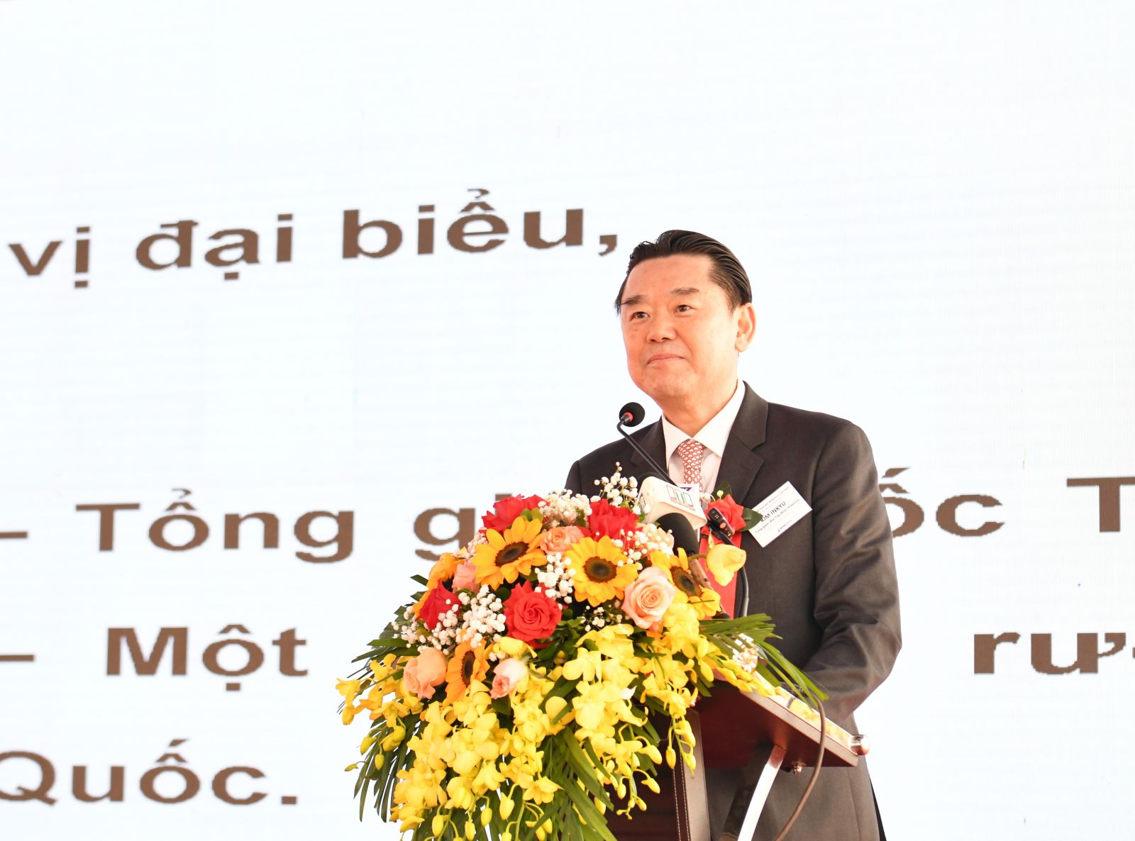 Ông KIM INKYU, Tổng Giám đốc Tập đoàn Hitejinro phát biểu tại lễ khởi công.