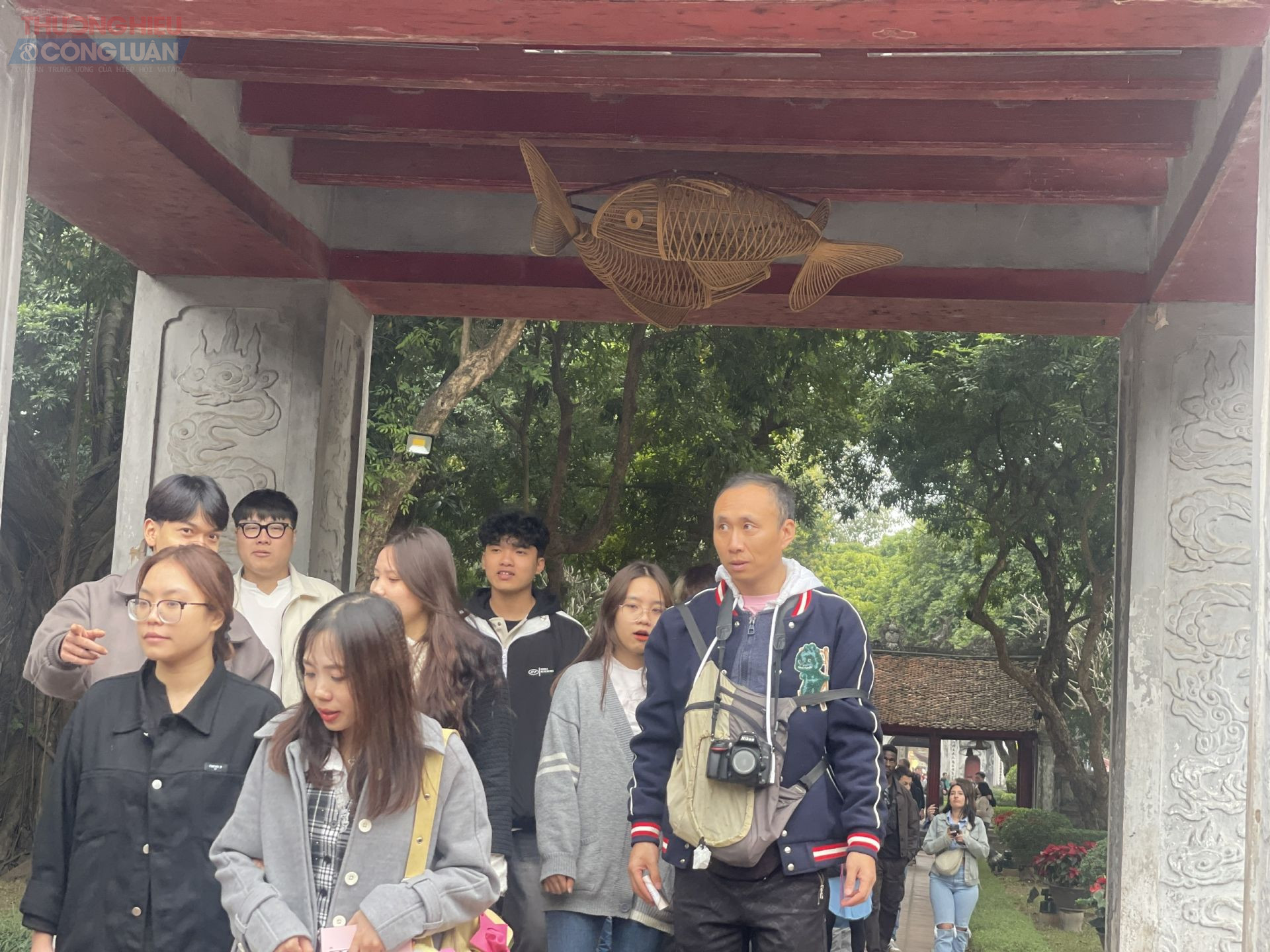 Du khách trong và ngoài nước đến Văn Miếu - Quốc Tử Giám vãn cảnh, du xuân...