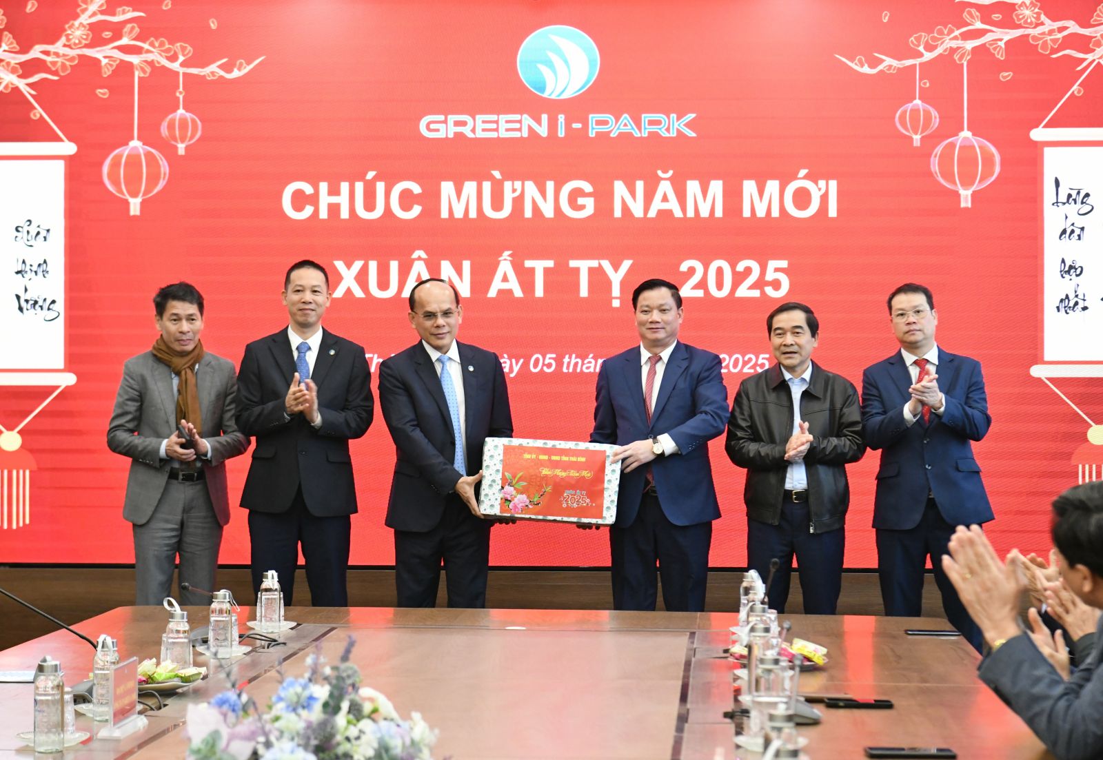 Các đồng chí lãnh đạo tỉnh tặng hoa, quà động viên cán bộ, nhân viên, người lao động Công ty Cổ phần Green i - Park.