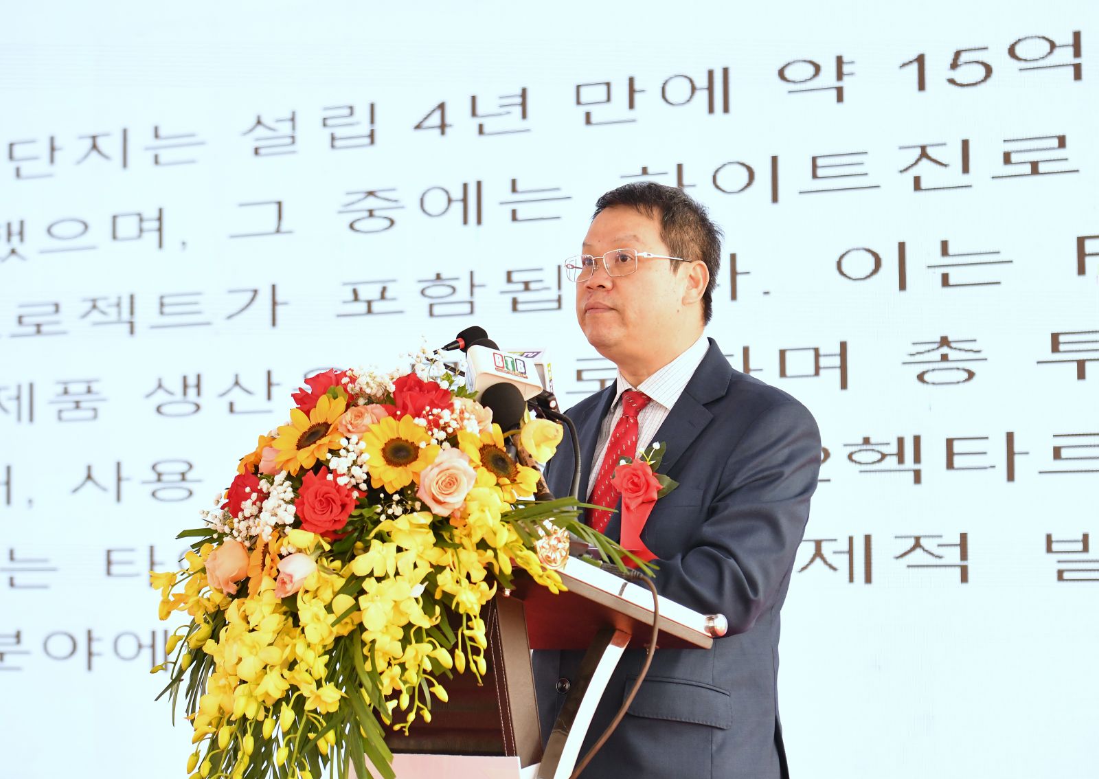 Đồng chí Nguyễn Mạnh Hùng, Phó Bí thư Tỉnh ủy, Chủ tịch UBND tỉnh Thái Bình phát biểu tại lễ khởi công.