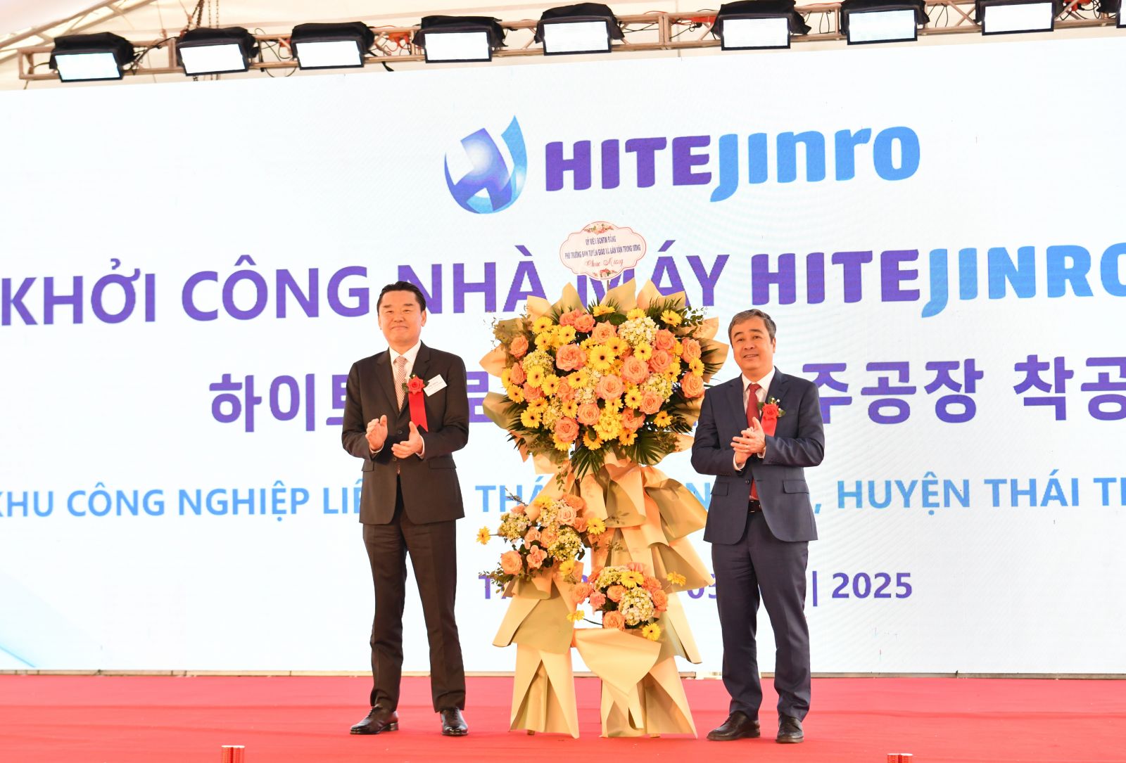 ​​​Đồng chí Ngô Đông Hải, Ủy viên Ban Chấp hành Trung ương Đảng, Phó Trưởng ban Tuyên giáo và Dân vận Trung ương tặng hoa chúc mừng nhà đầu tư dự án.