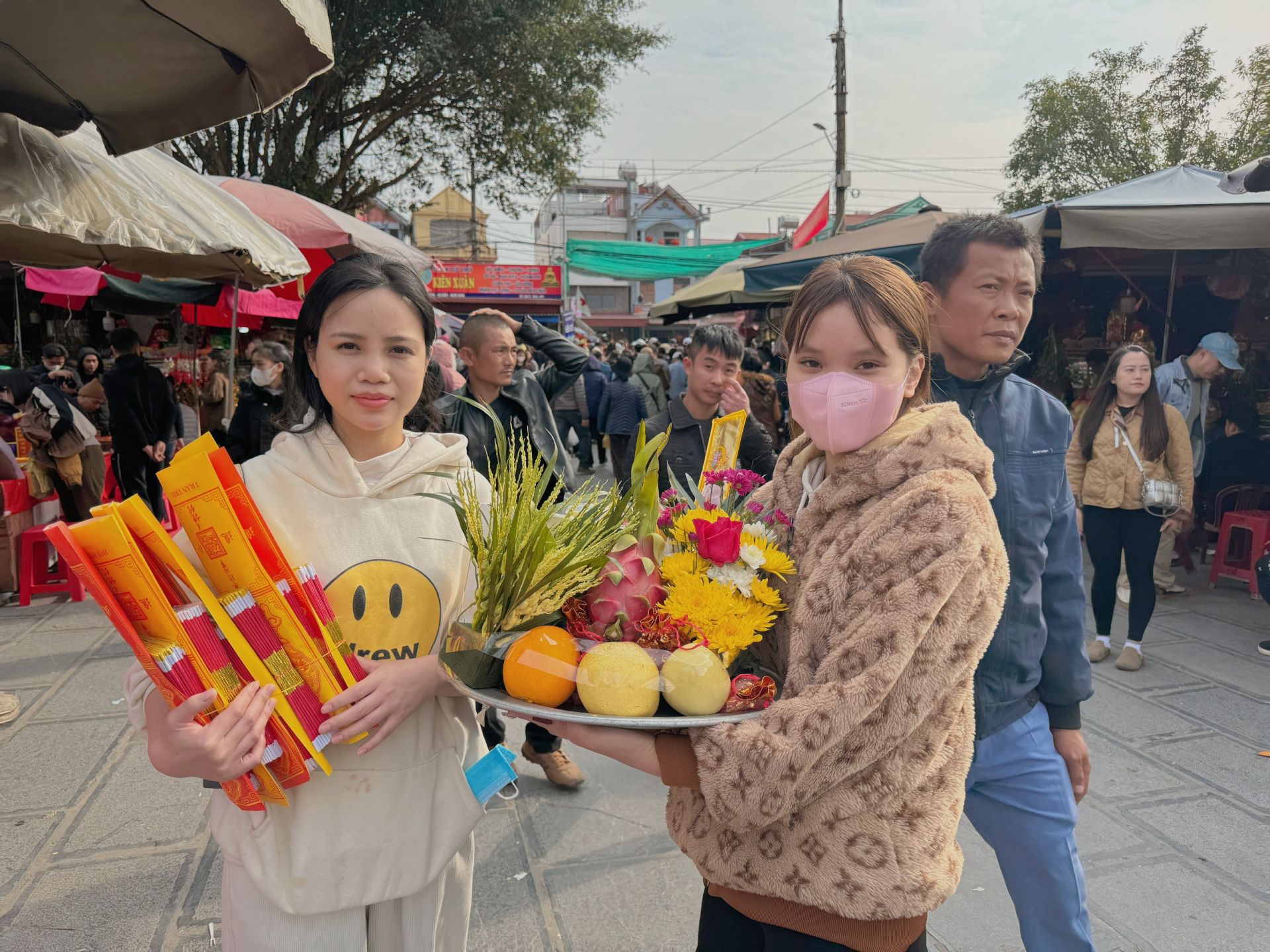 Người dân đến dâng lễ cầu may cho gia đình và người thân, mong một năm mới sung túc, an khang thịnh vượng, vạn sự như ý.