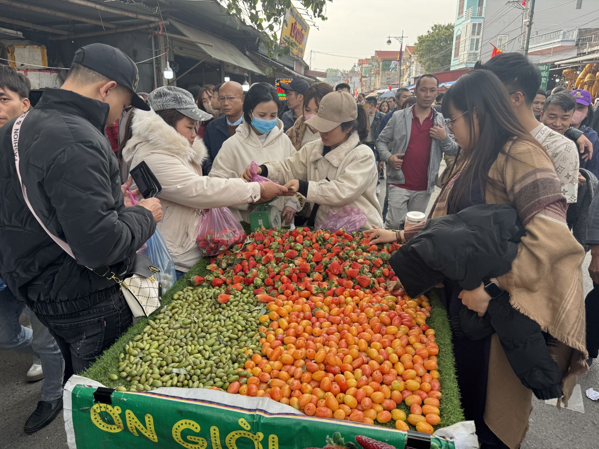 Bên cạnh đó, các loại hoa quả tươi cũng được nhiều người dân săn đón và ưa chuộng, tạo thêm sự phong phú cho phiên chợ.