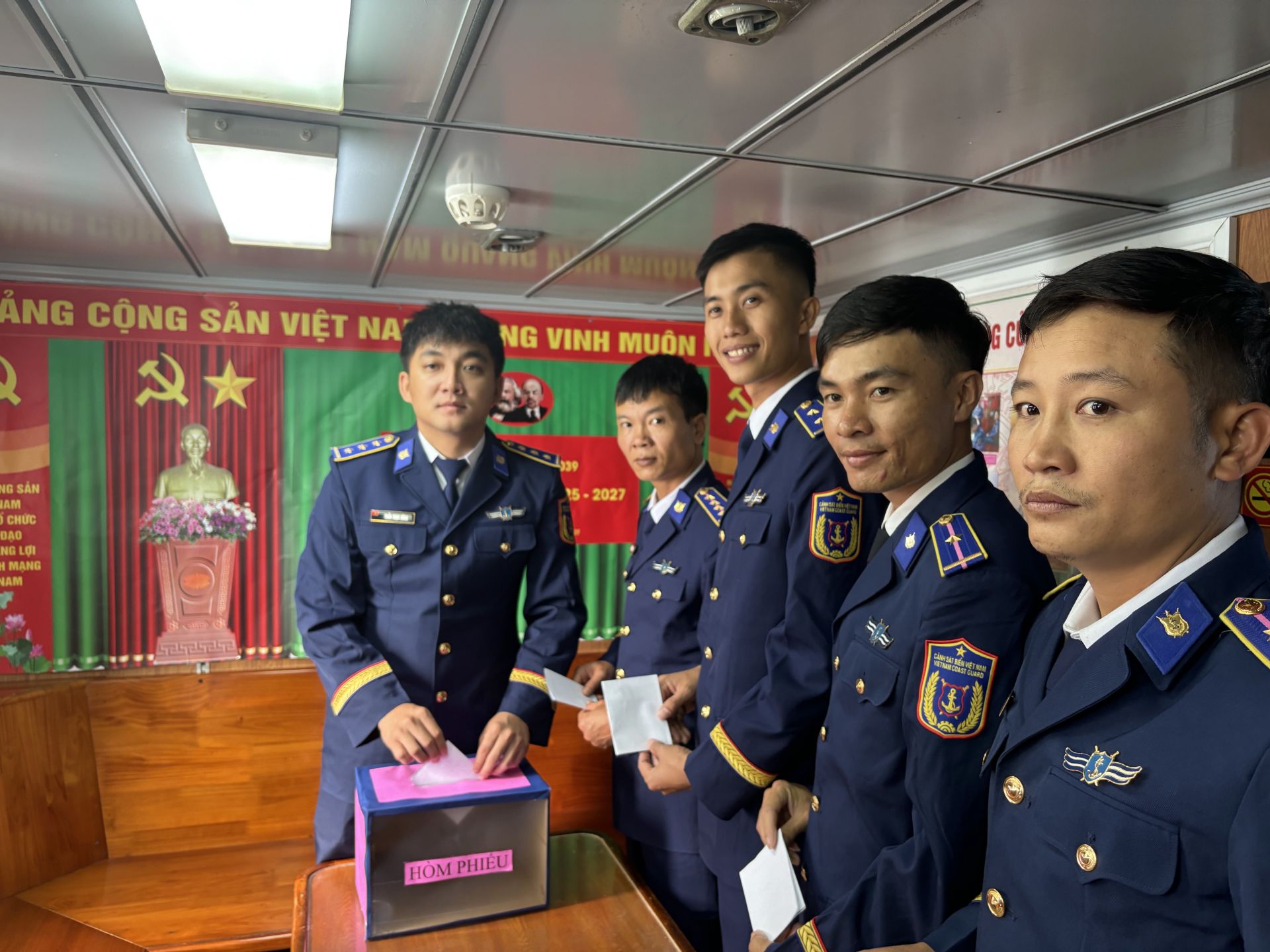 Đại hội Chi bộ Tàu 4039 bỏ phiếu bầu Ban chấp hành nhiệm kỳ mới