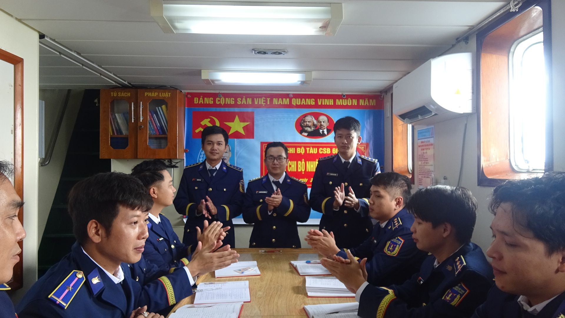 Ban chấp hành Chi bộ Tàu CSB 6009 nhiệm kỳ 2025-2027 ra mắt Đại hội