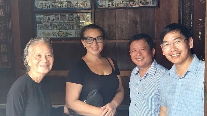 Ông Hà Hữu Dũng, Bí thư Đảng ủy Xã Long Sơn (bìa phải) và Bà Lê Thị Kiềm tiếp nhạc sĩ Đỗ Hồng Quân, Chủ tịch Liên hiệp các Hội Văn học Nghệ thuật Việt Nam và Chủ tịch Hội Nhạc sĩ Nga Rashid Kalimullin cùng phu nhân trong một lần đến tham quan di tích Nhà Lớn.