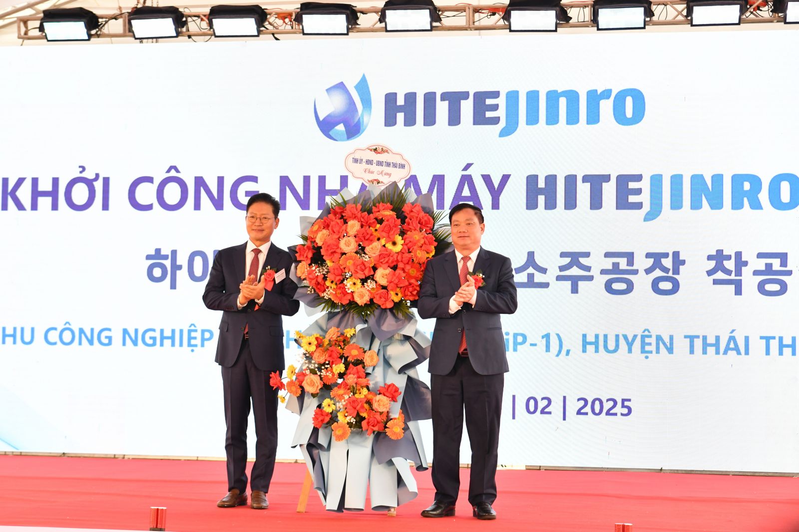 ​​​​​Đồng chí Nguyễn Khắc Thận, Bí thư Tỉnh ủy tặng hoa chúc mừng nhà đầu tư.