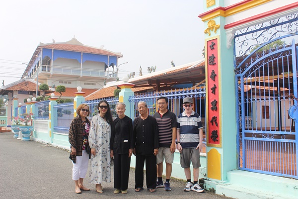 Đoàn du khách tham quan khu trường học, được Ông Trần cất để dạy chữ quốc ngữ cho con em dân làng