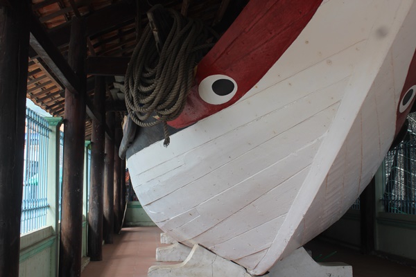 Chiếc Thuyền gỗ (ghe sấm) được bảo tồn tại nhà thuyền