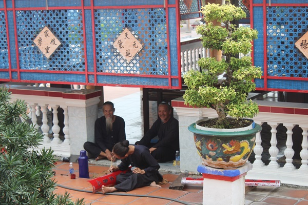 Đến di tích Nhà Lớn Long Sơn dễ dàng bắt gặp những hình ảnh thân thuộc người đàn ông trong trang phục bà ba đen, tóc búi tó làm công quả tại Nhà Lớn