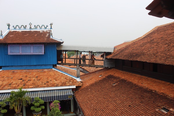 Lầu Tiên, Lầu Phật, Lầu Trời kết nối với nhau bằng cầu thang gỗ