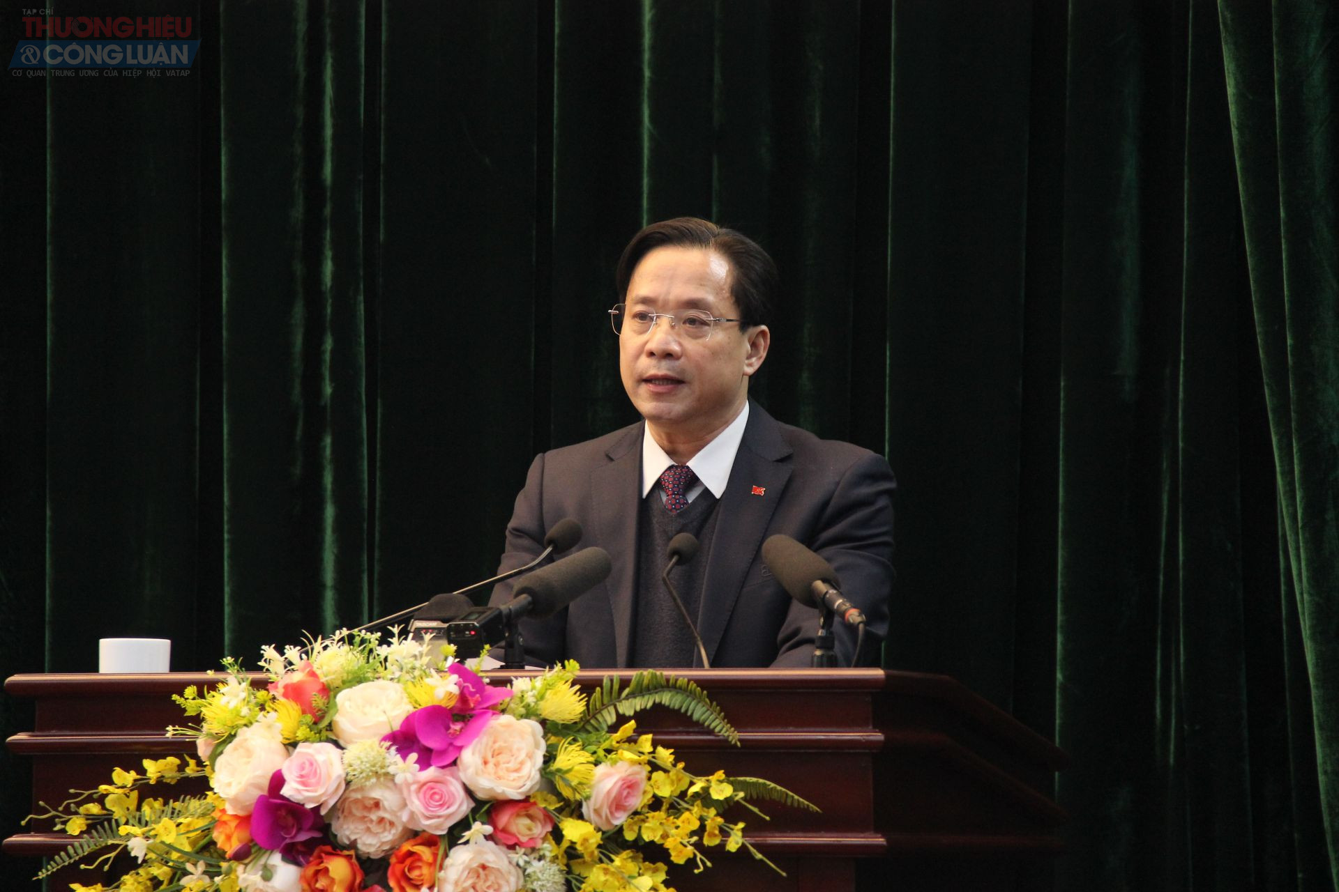 Bí thư Tỉnh ủy Lạng Sơn Hoàng Văn Nghiệm báo cáo tình hình phát triển kinh tế - xã hội tỉnh Lạng Sơn năm 2024, nhiệm vụ năm 2025 tại buổi làm việc