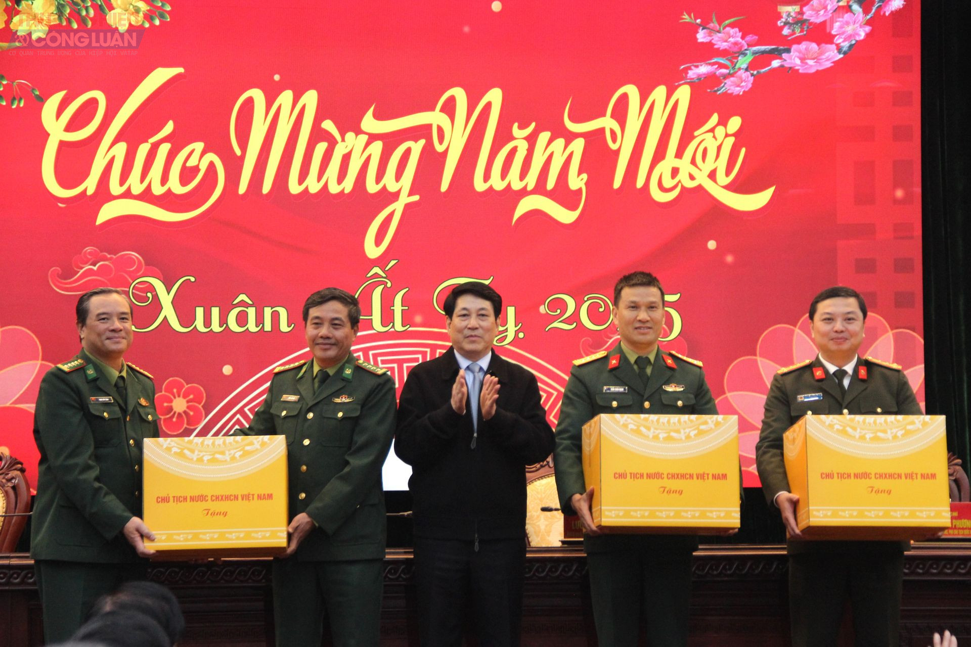 Chủ tịch nước Lương Cường đã tặng quà các lực lượng vũ trang tỉnh Lạng Sơn