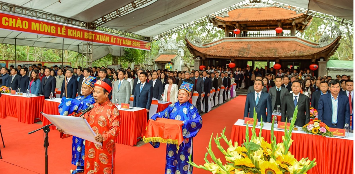 Khai bút đầu xuân tại đền thờ Chu Văn An Khai bút đầu xuân tại đền thờ Chu Văn An