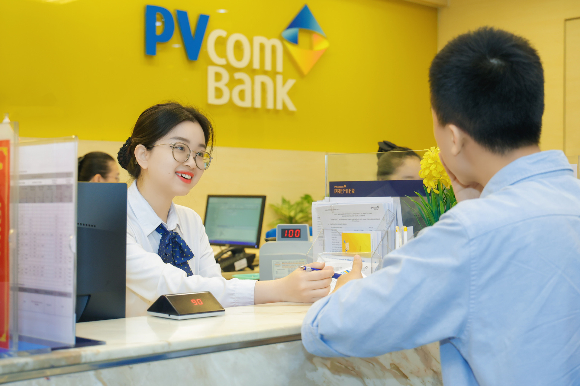 PVcomBank đang dẫn đầu thị trường với mức 9,0%/năm, áp dụng cho số dư tiền gửi tối thiểu từ 2.000 tỷ đồng trở lên.