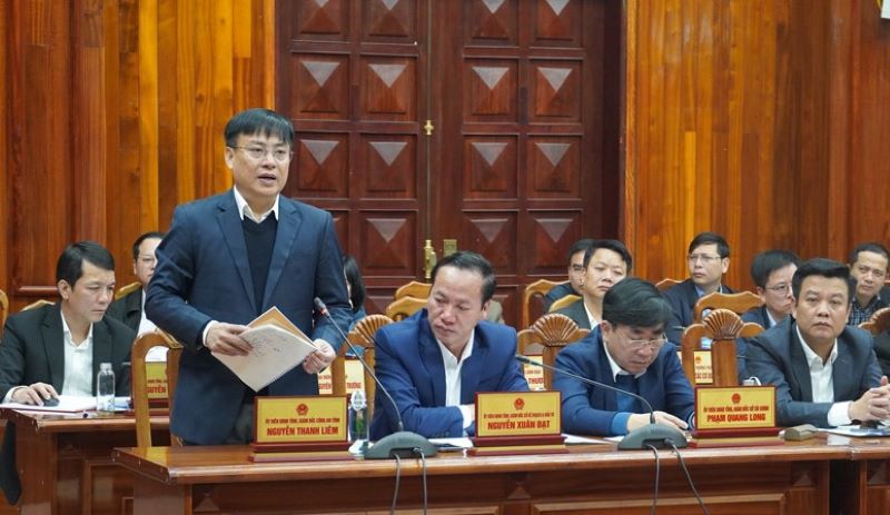 Các đại biểu phát biểu và thảo luận tại phiên họp.