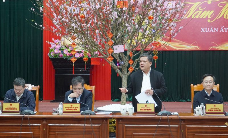 Chủ tịch UBND tỉnh Quảng Bình Trần Phong chủ trì phiên họp.