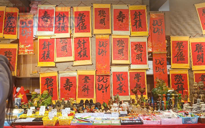 Xin chữ, cho chữ là một nét đẹp văn hóa, thể hiện truyền thống hiếu học của người Việt Nam mỗi dịp Tết đến xuân về.