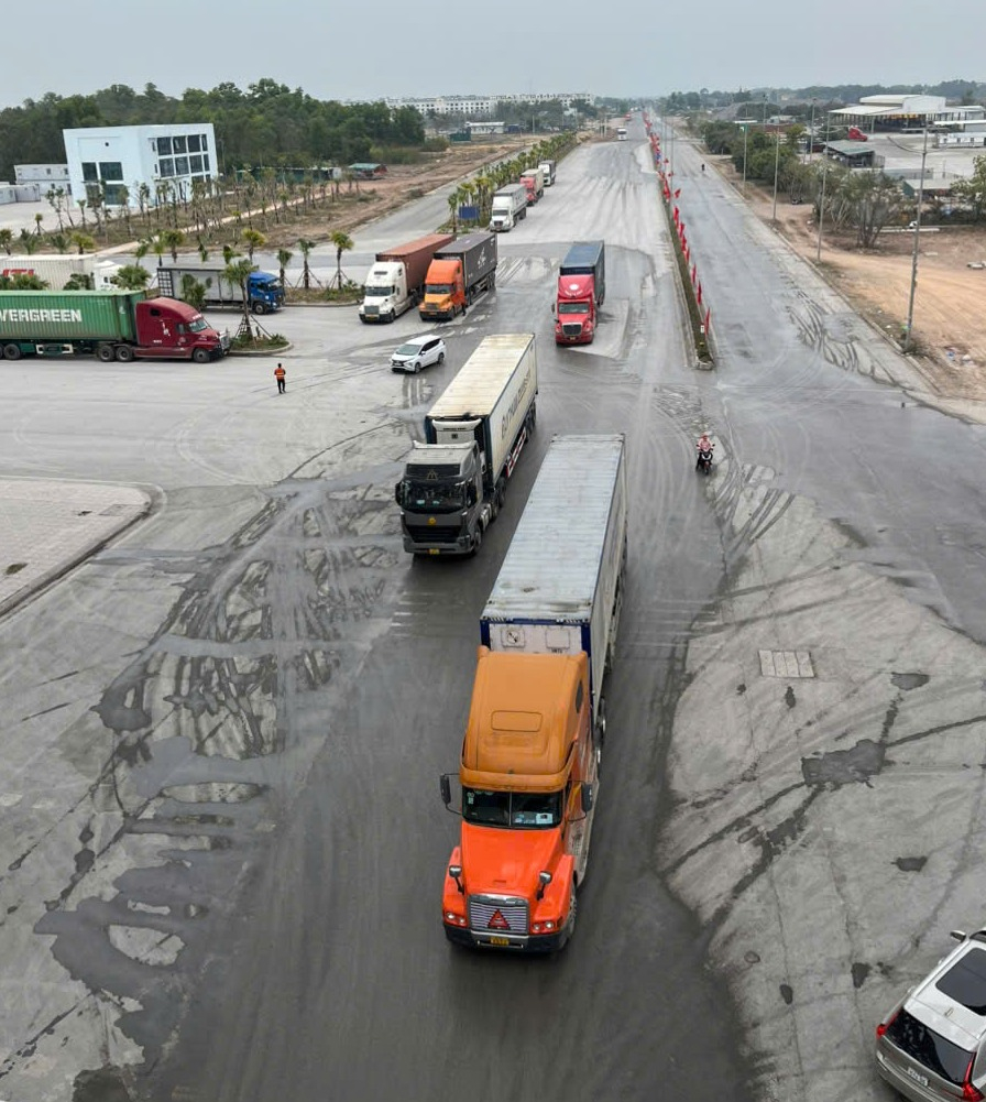 Hoạt động XNK hàng hoá tại lối thông quan cầu Bắc Luân II trong sáng ngày 5/2.