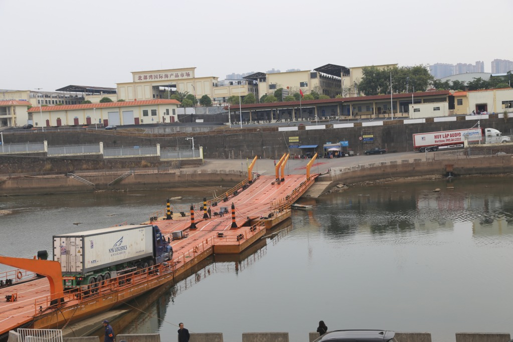 Những container hàng hoá đầu tiên xuất khẩu sang Trung Quốc qua Lối mở cầu phao tạm Km3+4 Hải Yên (Móng Cái) trong buổi sáng ngày 5/2.