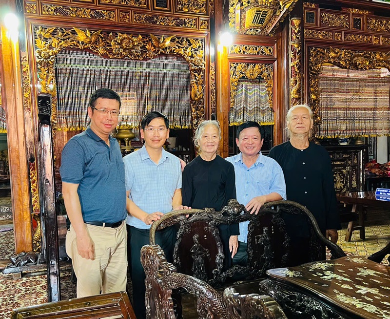 Nhạc sĩ Đỗ Hồng Quân, Chủ tịch Liên hiệp các Hội Văn học Nghệ thuật Việt Nam; Ông Lê Song Tùng, Trưởng Cơ quan đại diện Uỷ ban Toàn quốc Liên hiệp các Hội Văn học Nghệ thuật khu vực phía Nam trong một lần đến thăm khi di tích Nhà Lớn Long Sơn