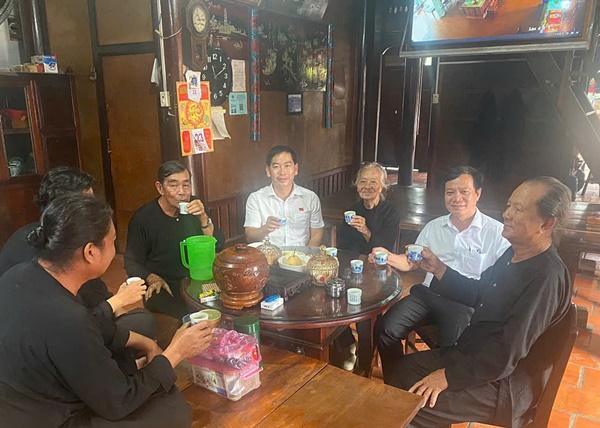 Lãnh đạo xã Long Sơn gặp gỡ với các vị hương sắc và bà con trong dòng tộc Ông Trần.