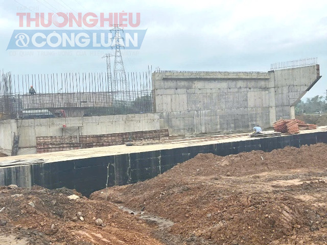 Dự án cao tốc Hòa Liên - Túy Loan có tổng chiều dài tuyến khoảng 11,5km, đi qua địa bàn 3 xã Hòa Liên, Hòa Sơn và Hòa Nhơn thuộc huyện Hòa Vang, TP. Đà Nẵng. Dự án cao tốc Hòa Liên - Túy Loan có tổng chiều dài tuyến khoảng 11,5km, đi qua địa bàn 3 xã Hòa Liên, Hòa Sơn và Hòa Nhơn thuộc huyện Hòa Vang, TP. Đà Nẵng.